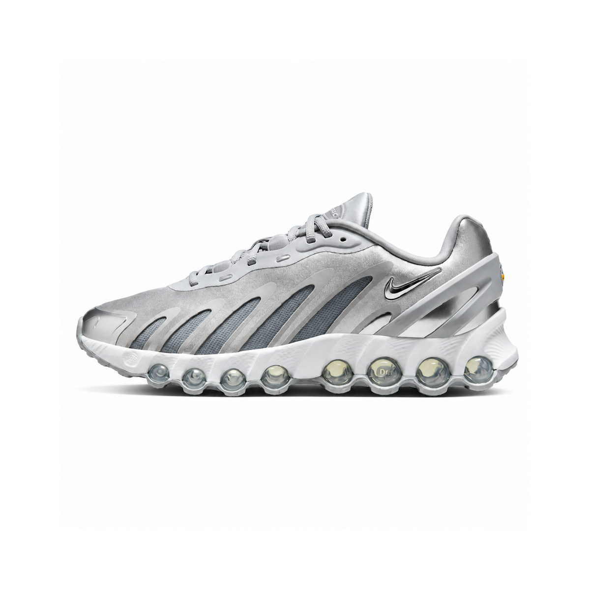 Nike Air Max Dn8 Metallic Silver – naslovna slika, bočni profil na bijeloj pozadini